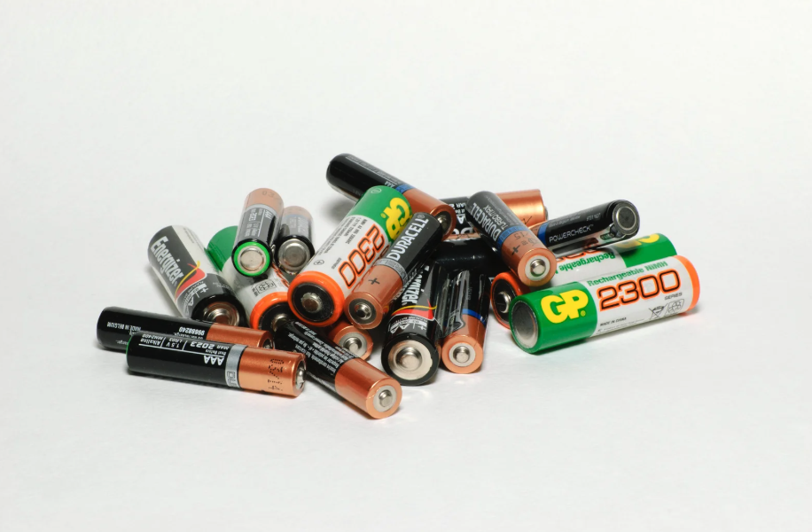 how do batteries work